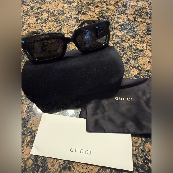 Gucci Elegant Black Rectangler Sunglasses - Picture 1 of 5